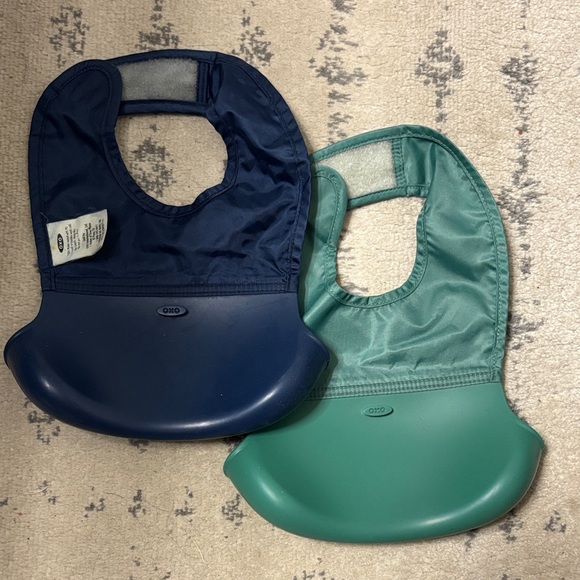 Oxo Silicone Pocket Bibs Roll up - Navy & Teal Green (2 Pack) - Picture 2 of 7